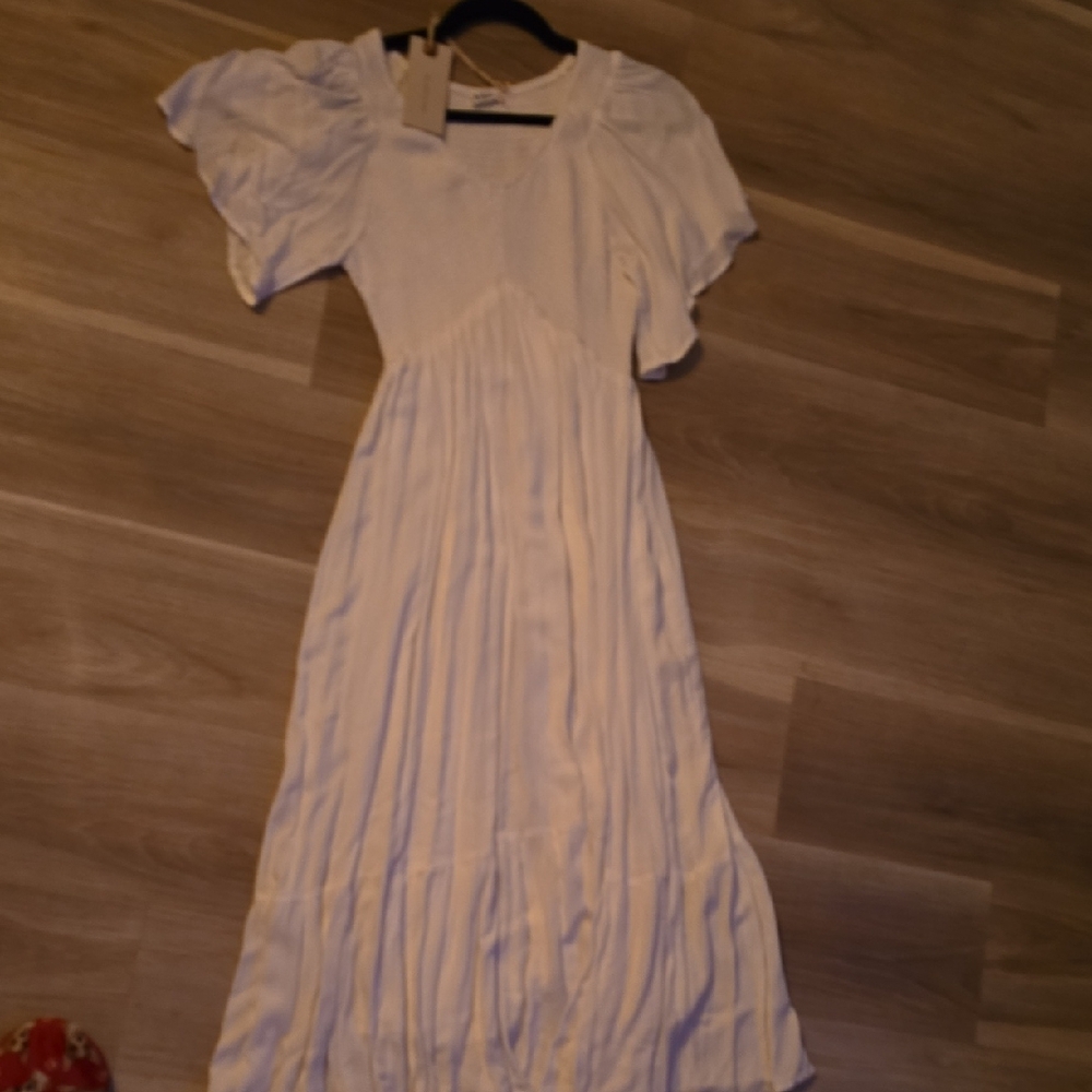 Elegant White Maxi Dress with Flutter Sleeves